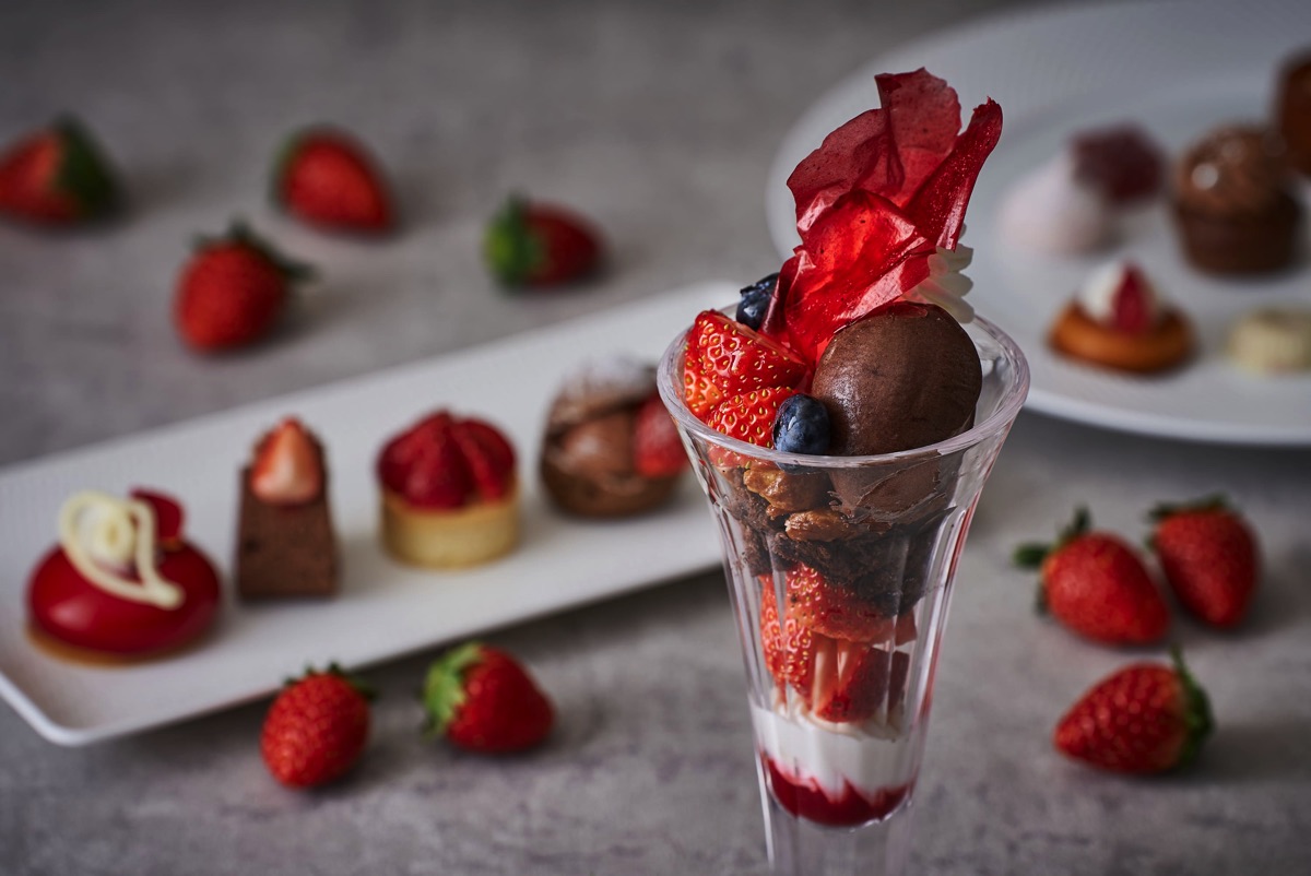 「品川プリンスホテル」甘酸っぱいイチゴとチョコレートのマリアージュ　アフタヌーンティースイーツコース「Fraise rouge et Chocolat」2023年2月1日スタート